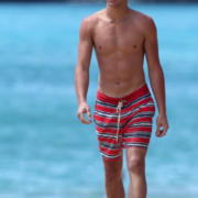 bigcuban10-2:  barefootnfamous: Cameron Dallas (source; paps in...